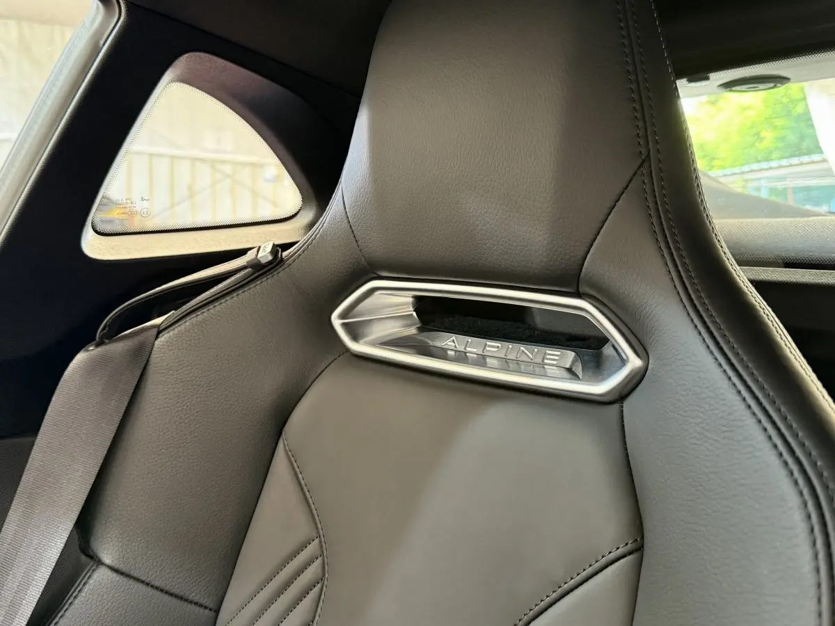 Détail du siège en cuir noir avec logo Alpine, vue rapprochée de l'intérieur arrière de l'Alpine A110 Legende 2019.