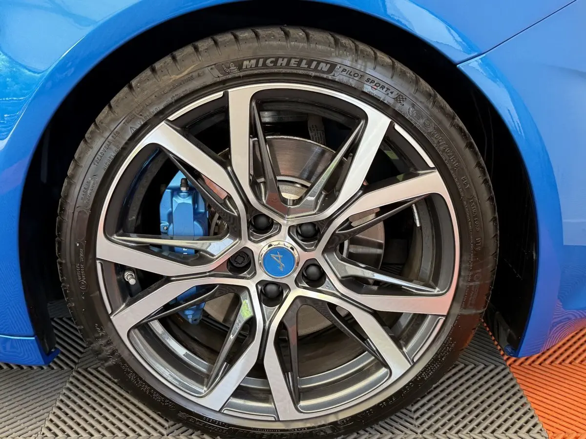 Gros plan sur la jante alliage et le frein bleu de l'ALPINE A110 Legende bleu, côté avant droit.