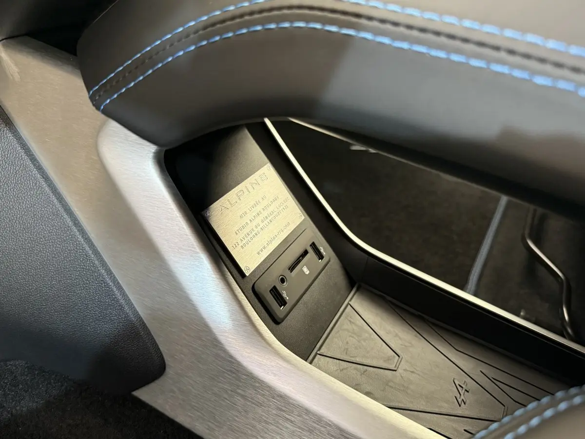 Détail de la console centrale avec plaque Alpine et surpiqûres bleues dans l'habitacle de l'A110 Legende 2019.