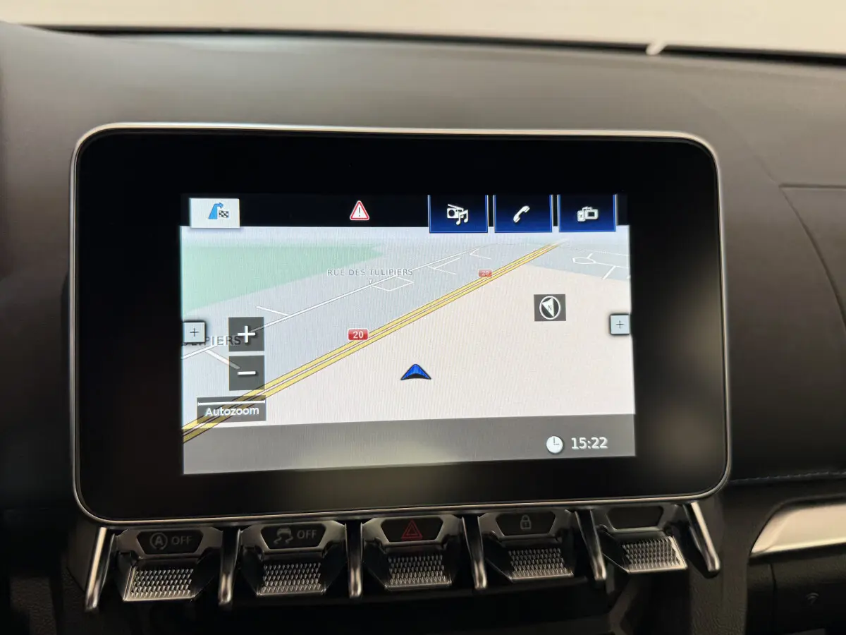 Écran tactile du système de navigation 7 pouces de l'Alpine A110 Legende 2019, vue rapprochée du tableau de bord.