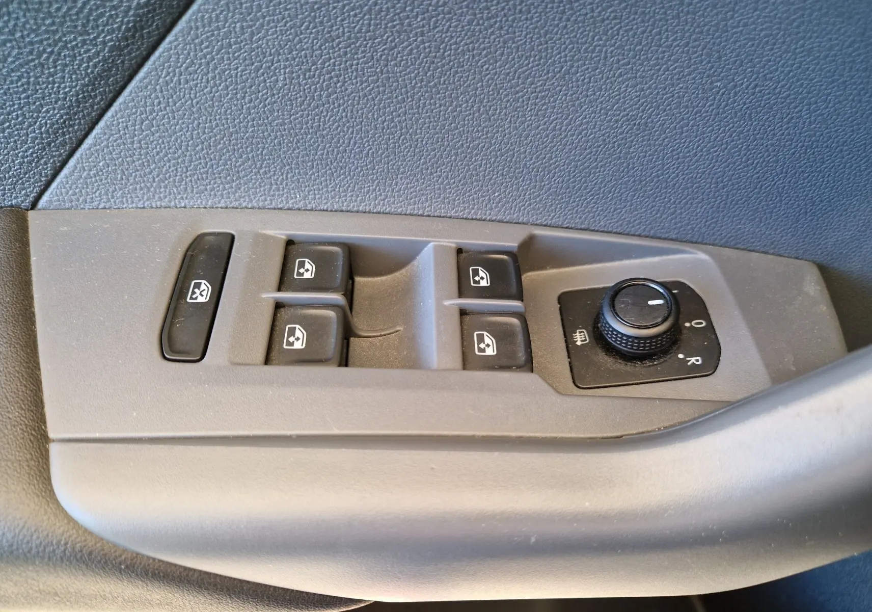 Panneau de commandes des vitres et rétroviseurs côté conducteur du Volkswagen T-cross argent métal, version 2019.