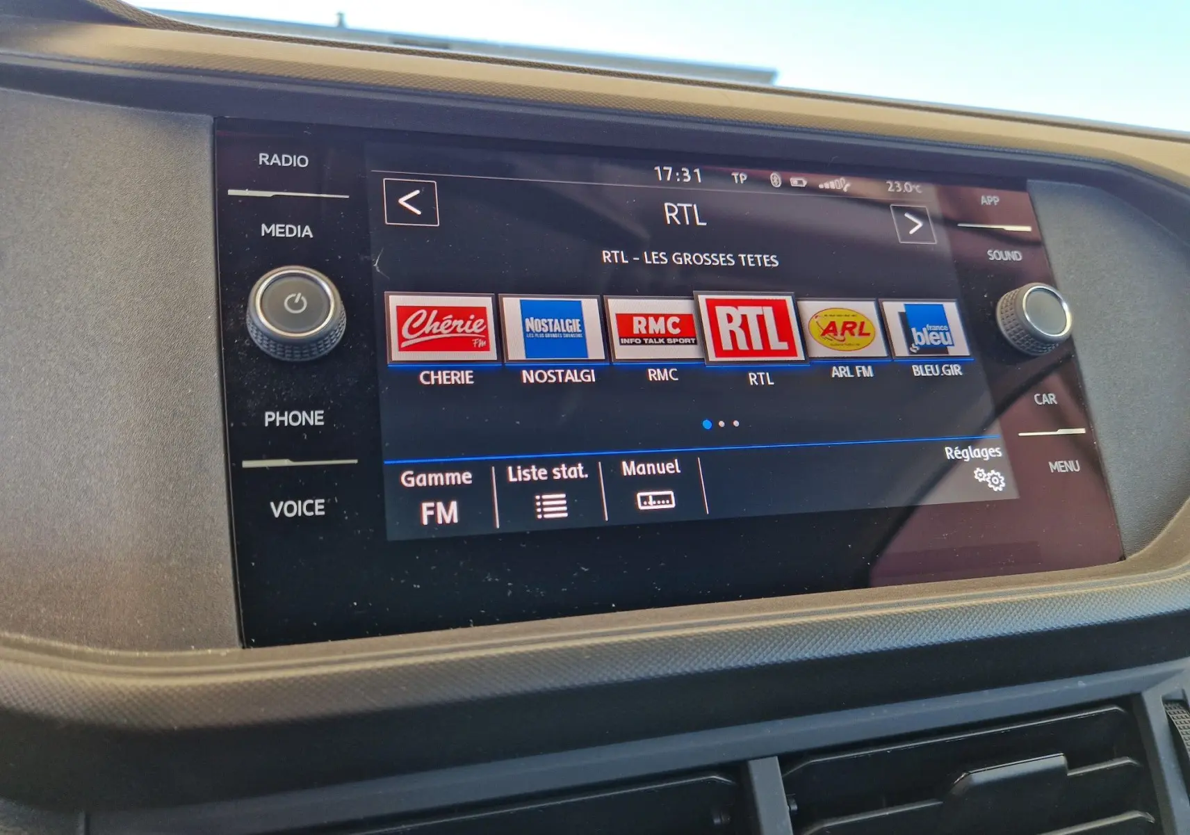Écran tactile central du Volkswagen T-Cross 2019 affichant les stations radio FM avec boutons physiques autour.