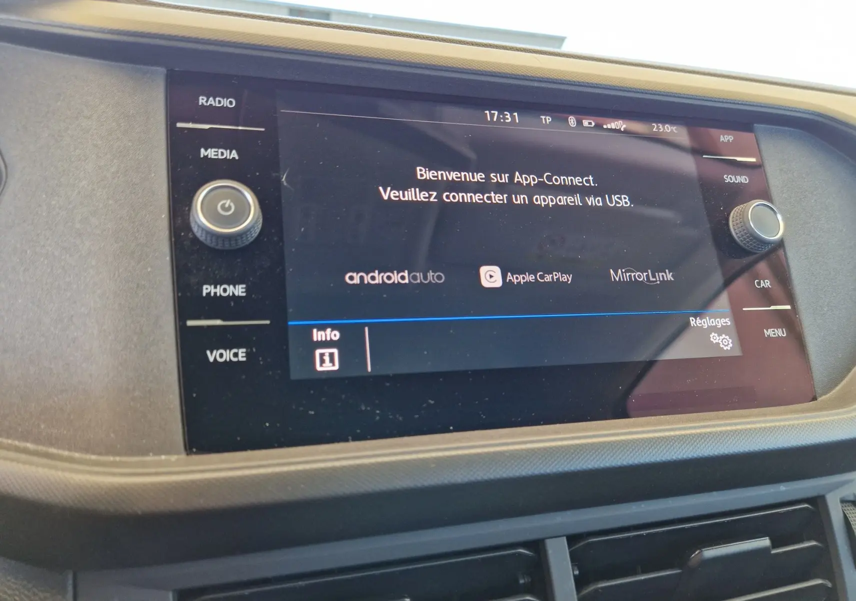 Écran tactile central du Volkswagen T-Cross argent 2019 affichant l'accueil App-Connect avec options Android Auto et Apple CarPlay