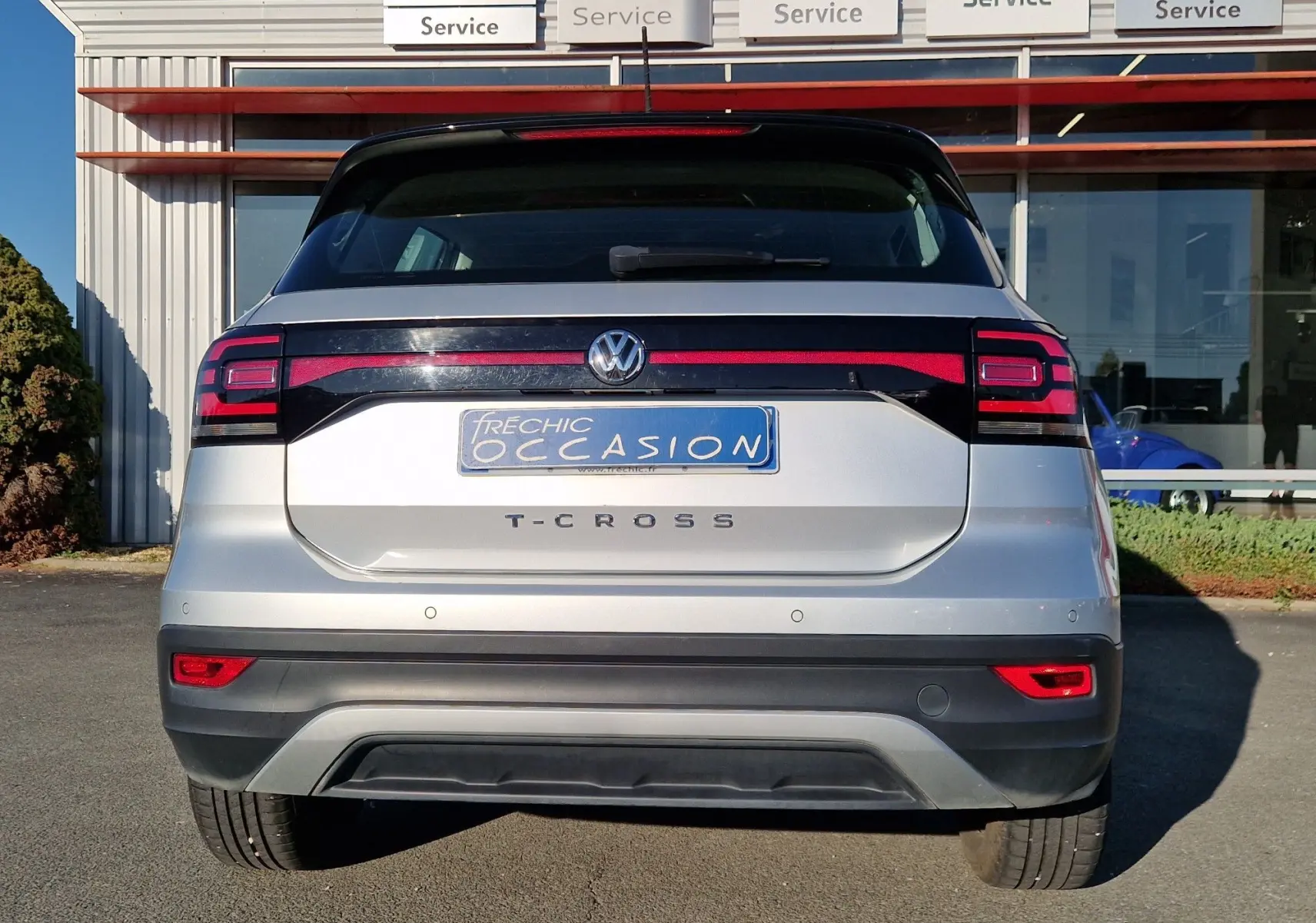 Vue arrière d'un Volkswagen T-Cross argent métal de 2019 avec feux LED et plaque d'occasion visible.