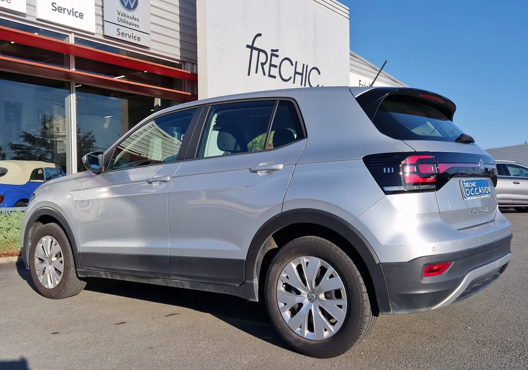 Volkswagen T-Cross argent métal en 3/4 arrière droit, avec feux arrière LED et jantes acier à enjoliveurs.