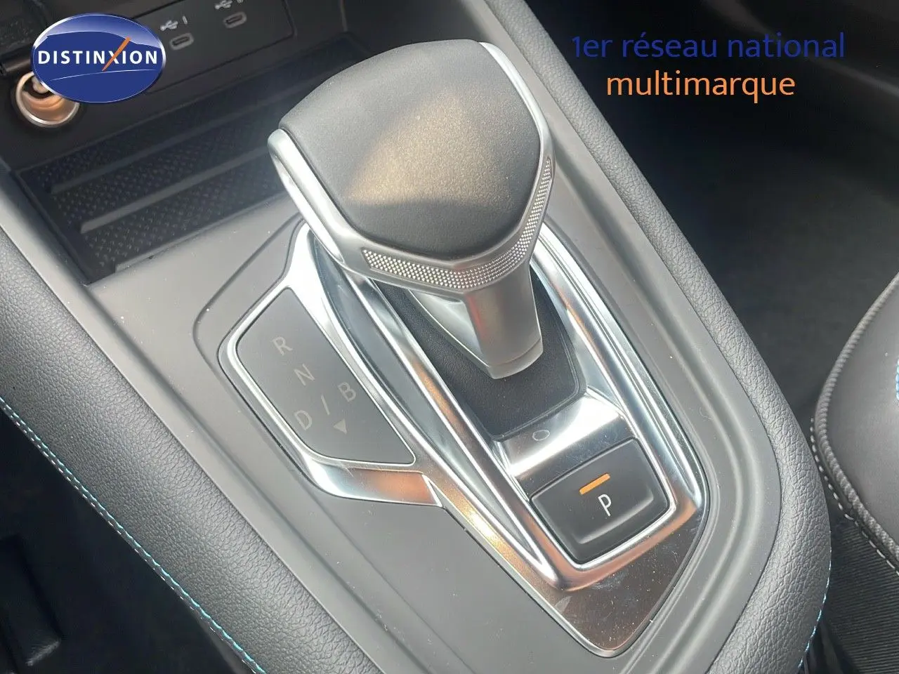 Le levier de vitesses automatique noir et chrome du Renault Captur E-Tech hybride, vue rapprochée de la console centrale.