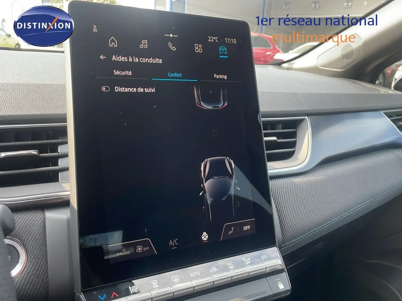 Écran tactile central affichant les aides à la conduite dans l'habitacle d'une Renault Captur gris cassiopée toit noir, côté passager.