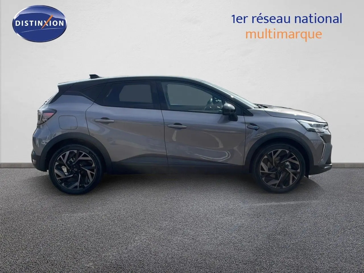 Profil droit du Renault Captur E-Tech hybride 2025 gris cassiopée avec toit noir et jantes noires distinctives.