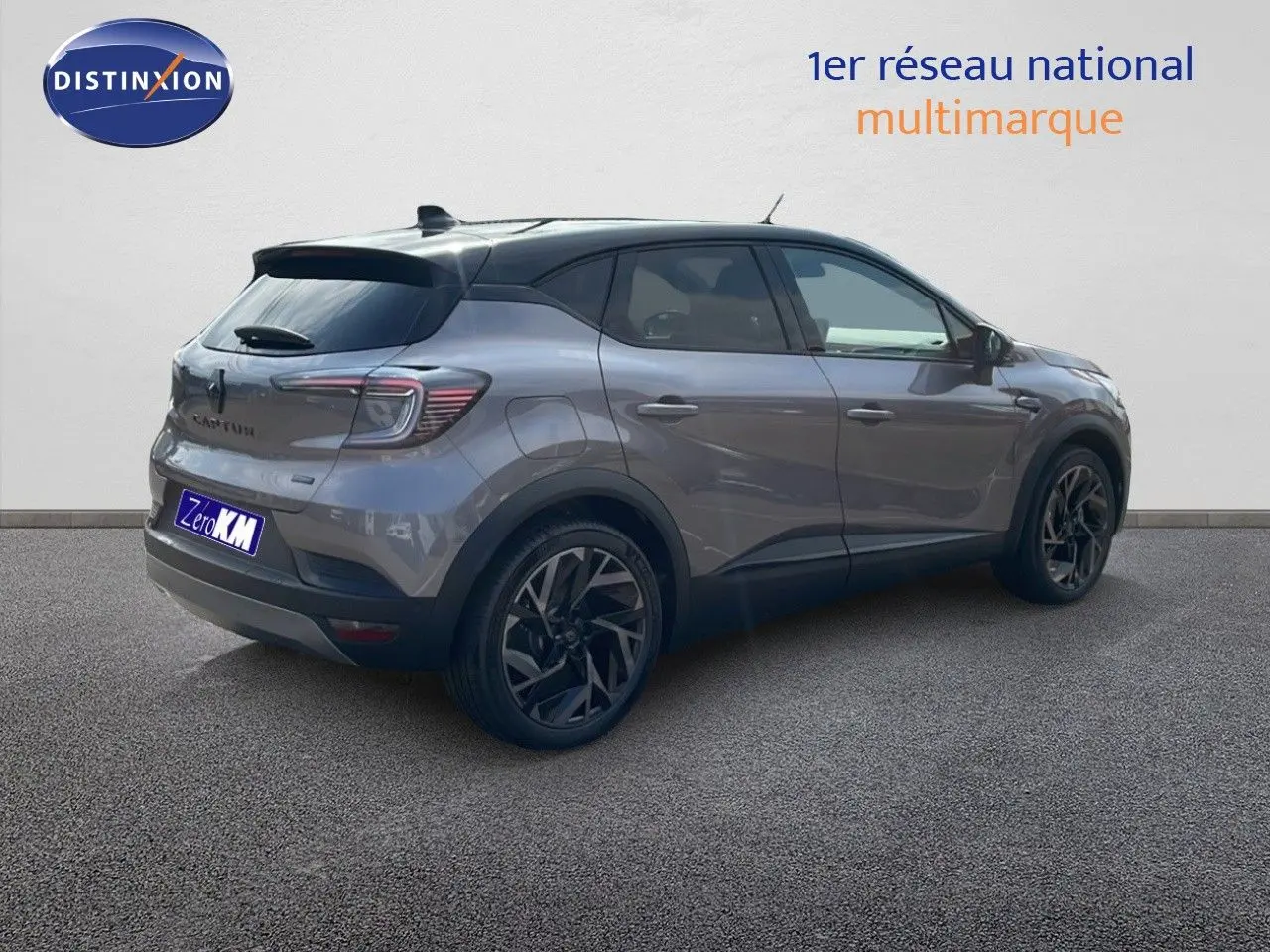 Vue 3/4 arrière droite d’un Renault Captur gris cassiopée métal avec toit noir et jantes noires distinctives.