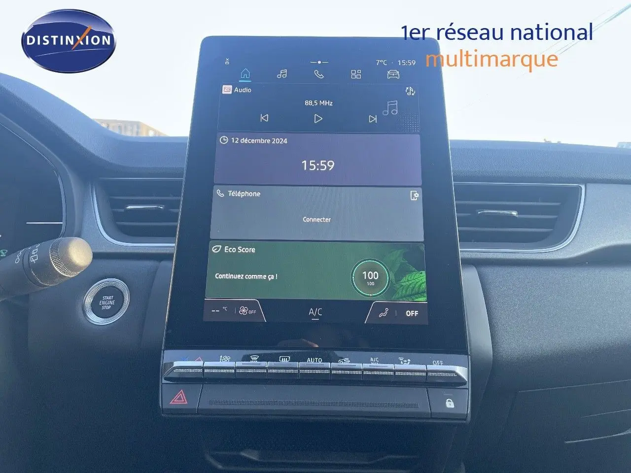 Vue rapprochée de la console centrale tactile du Renault Captur E-Tech hybride avec tableau de bord noir.
