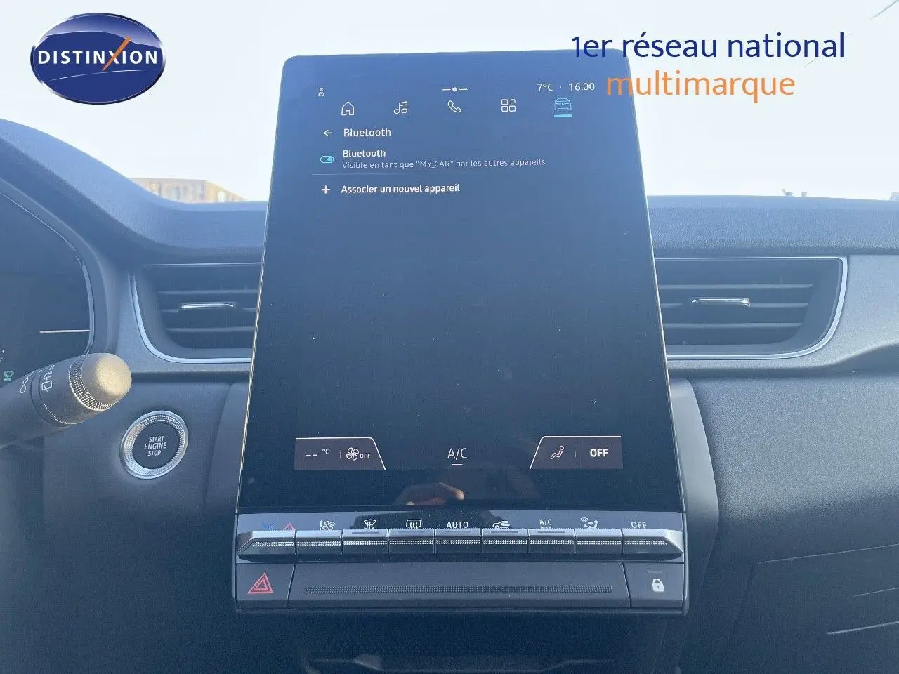 Vue intérieure centrée sur l'écran tactile vertical du tableau de bord du Renault Captur rouge passion 2025, finition E-Tech Hybrid.