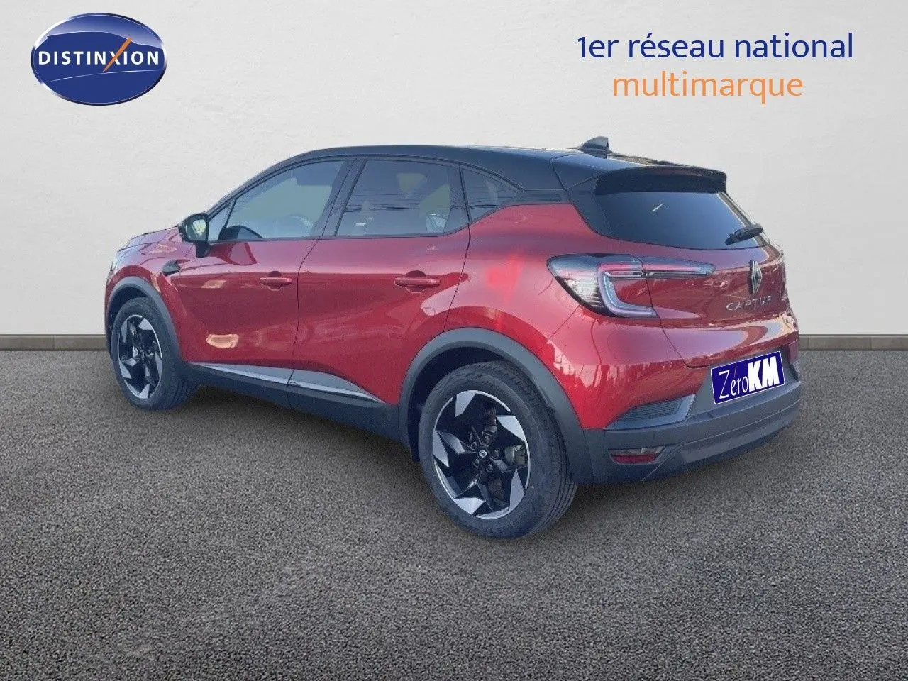 Vue 3/4 arrière droite du Renault Captur E-Tech hybride rouge passion avec toit noir et jantes bi-ton.