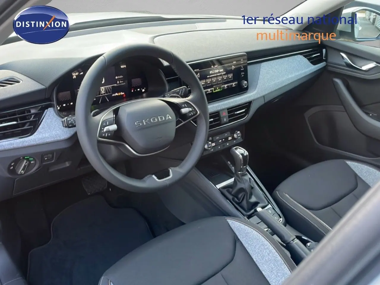 Intérieur avant droit du Skoda Kamiq gris argent, volant multifonction et console centrale avec boîte auto DSG7.