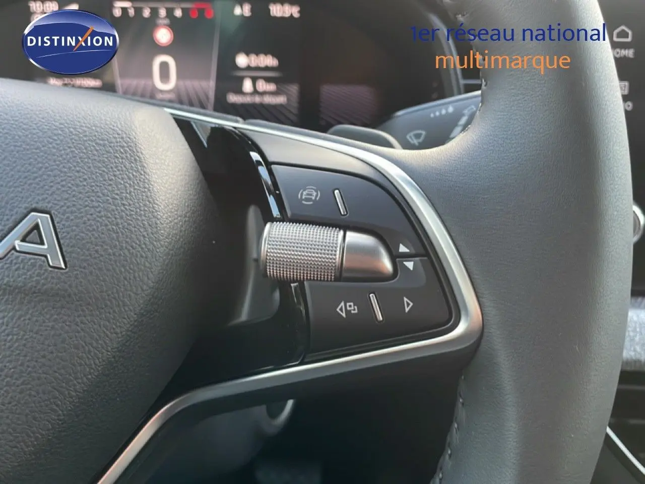 Gros plan sur la partie gauche du volant cuir noir du Skoda Kamiq gris argent, avec commandes intégrées et molette métallique.