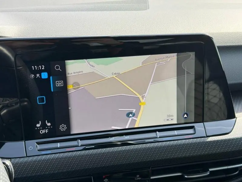 Écran tactile central du tableau de bord de la Volkswagen Golf 1.5 eTSI R-Line 2024 affichant la navigation GPS.