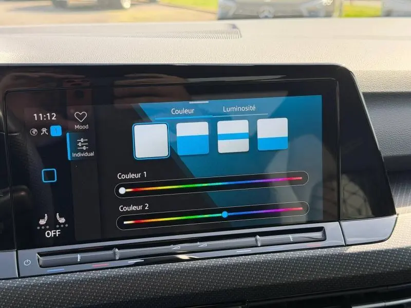 Écran tactile du tableau de bord de la Volkswagen Golf 2024, affichant les réglages de couleur et luminosité.