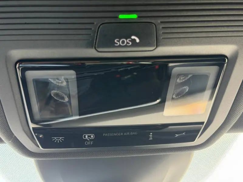 Plafonnier intérieur avec bouton SOS et éclairage LED, Volkswagen Golf 1.5 eTSI R-Line 2024 en Reflet d'Argent métallisé.