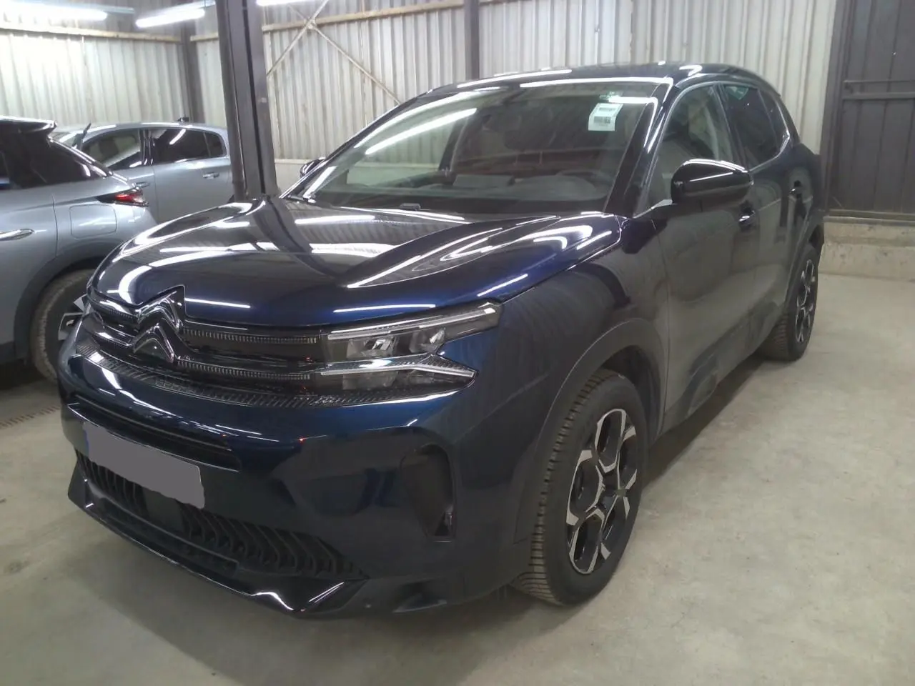 Citroën C5 Aircross 2025 bleu éclipse en vue 3/4 avant droit, avec calandre distinctive et jantes modernes.
