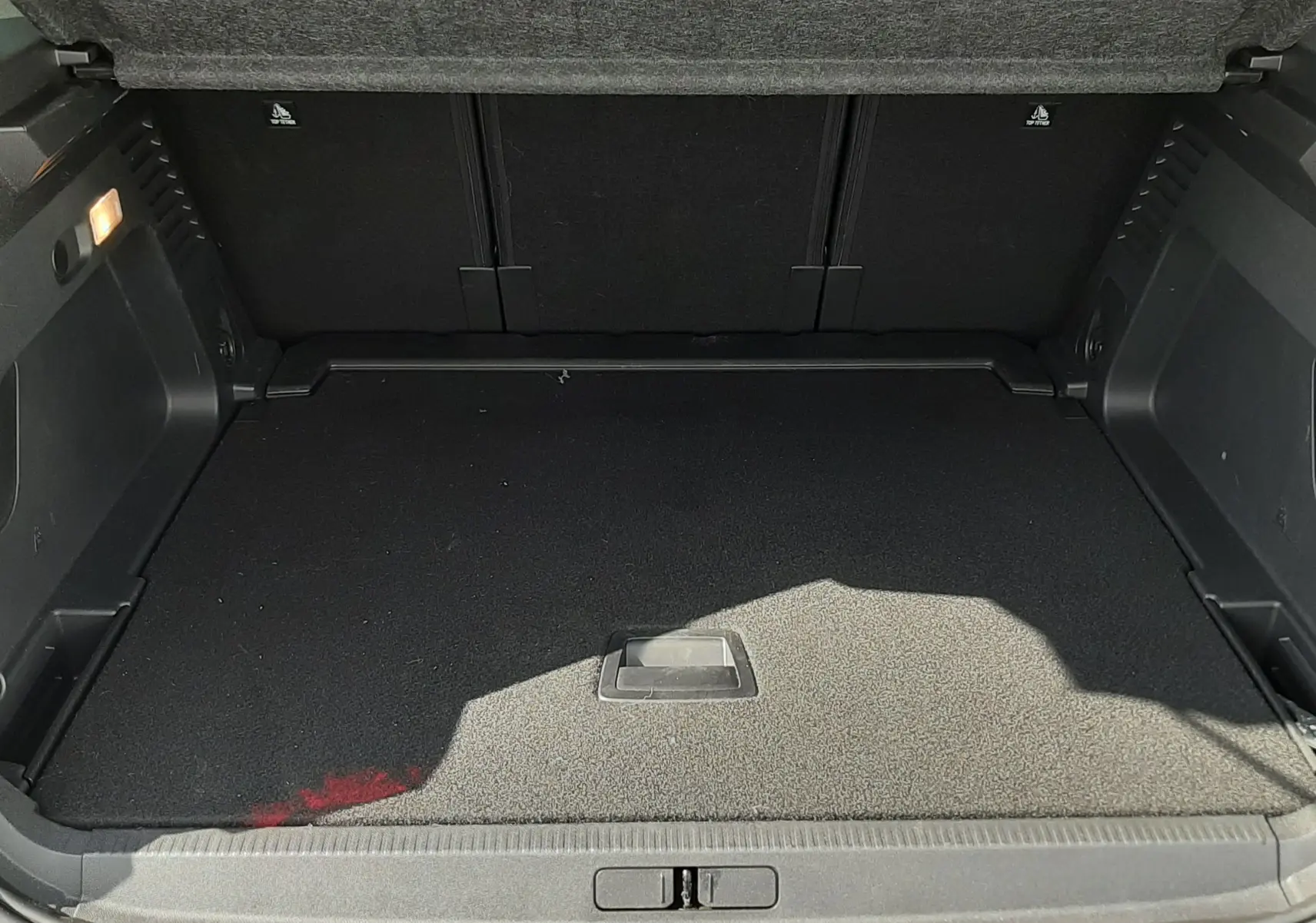 Coffre ouvert vu de l'arrière d'un Citroën C5 Aircross bleu Eclipse, avec cache-bagages gris déployé.