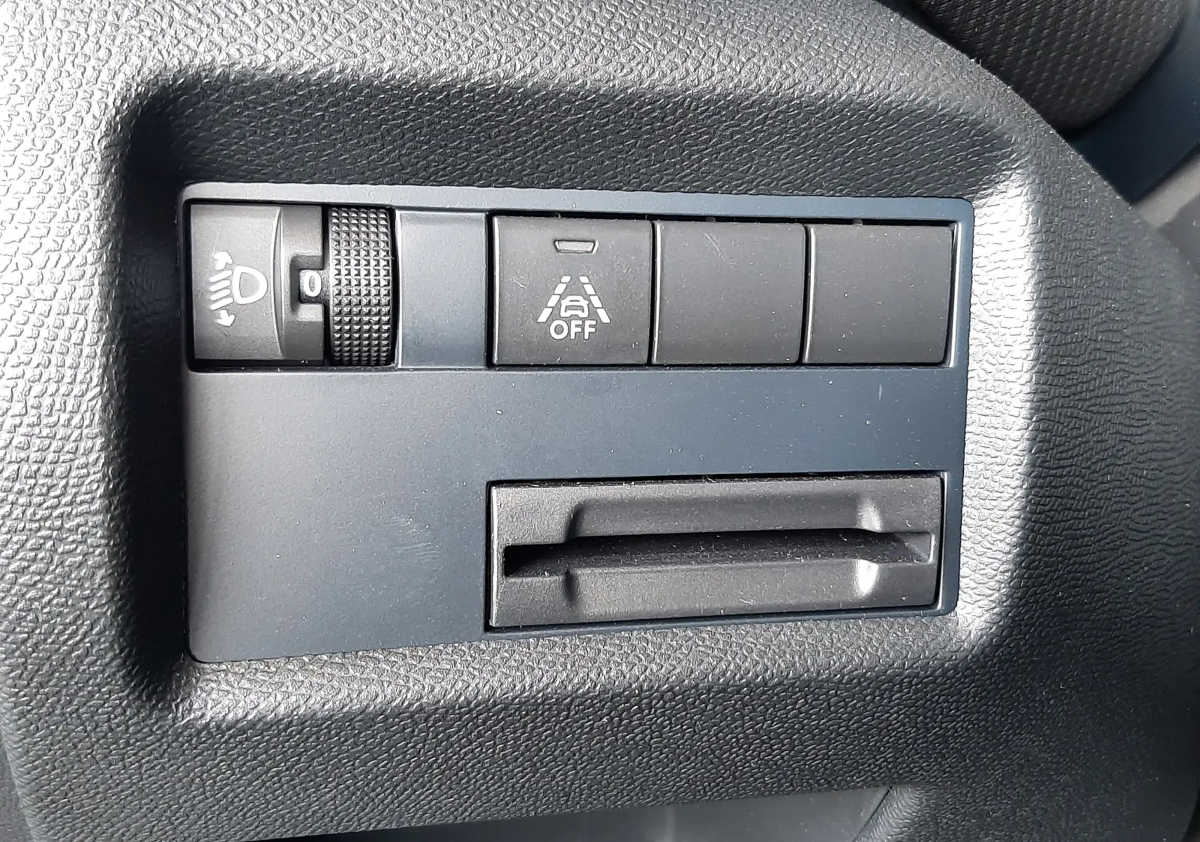 Gros plan sur les commandes noires du tableau de bord côté gauche dans un Citroën C5 Aircross 2025.