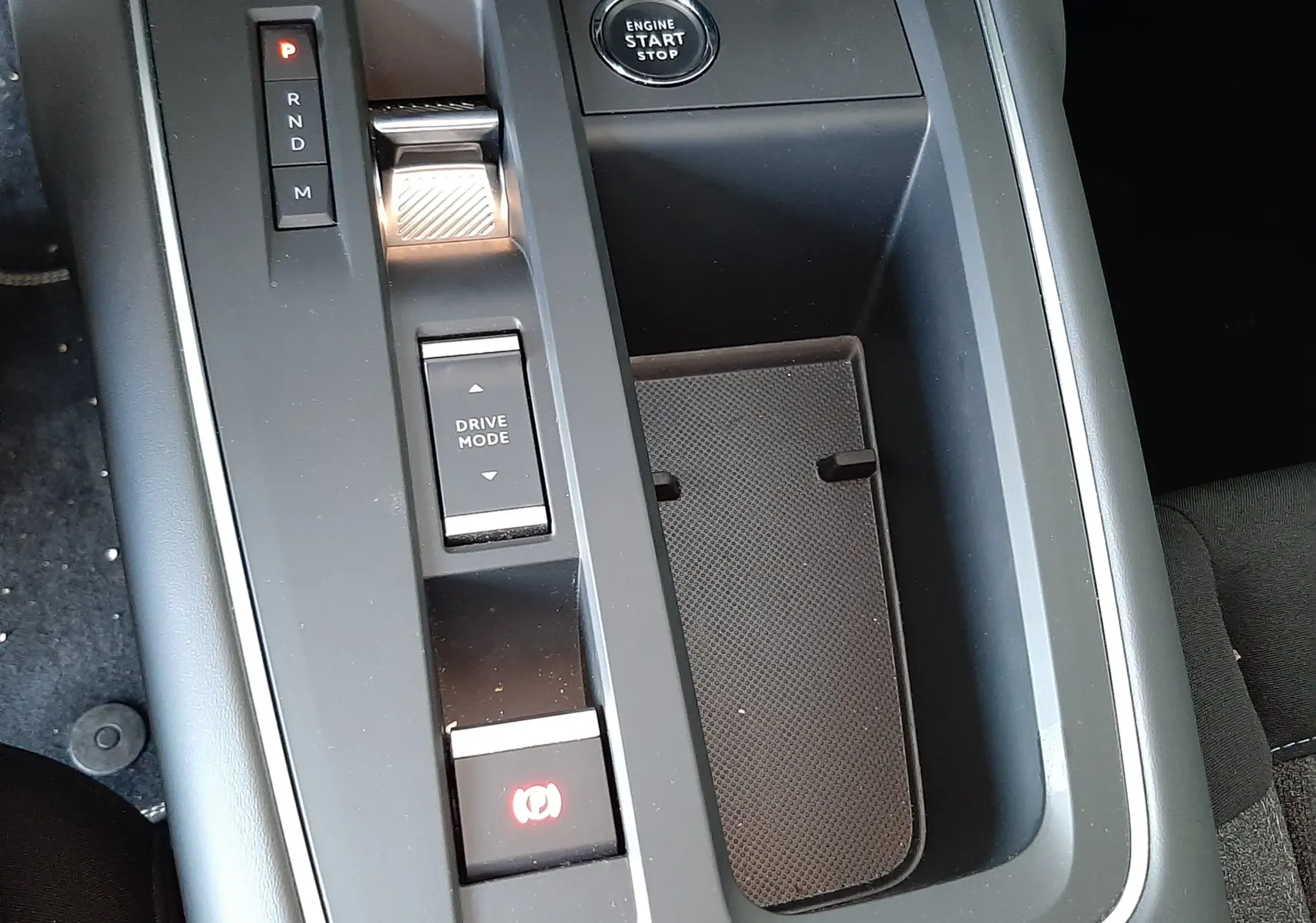 Vue rapprochée de la console centrale grise du Citroën C5 Aircross 2025 avec bouton start/stop et commandes de boîte auto.