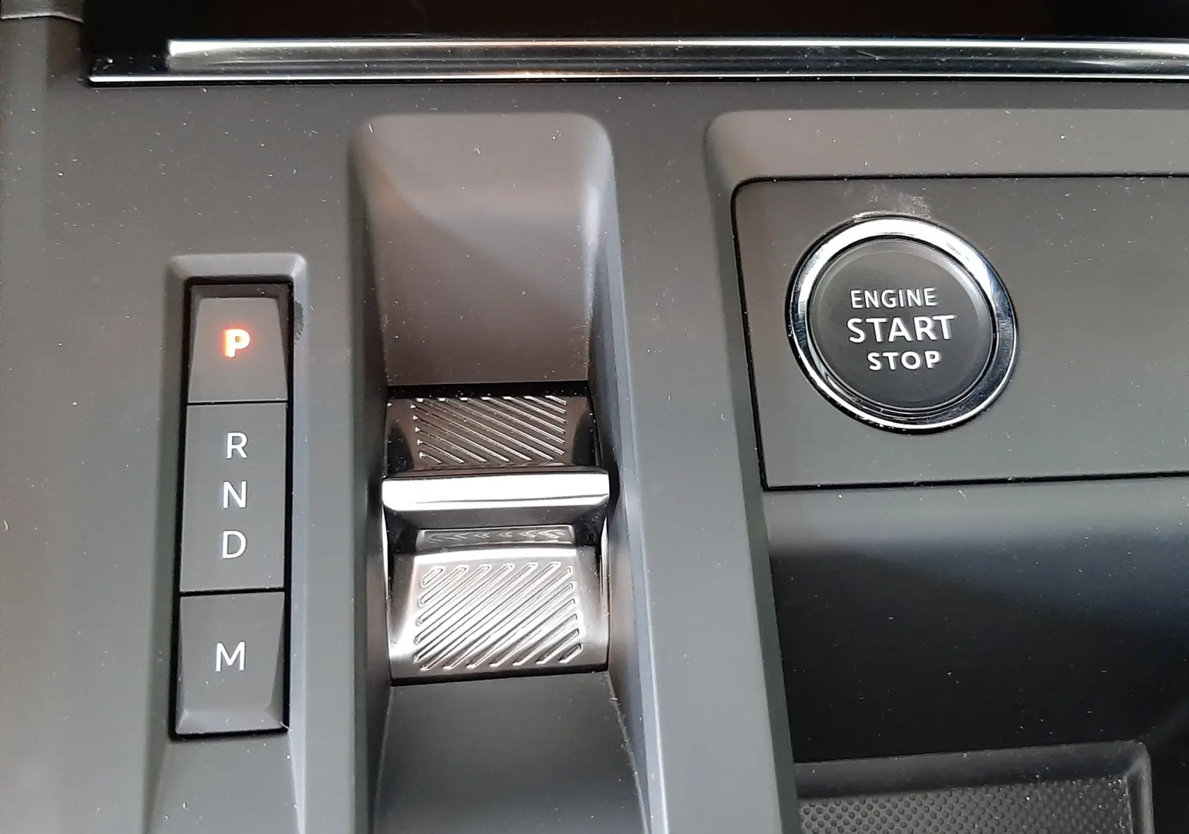 Gros plan sur la console centrale du Citroën C5 Aircross hybride, montrant la commande de boîte auto et le bouton start/stop.