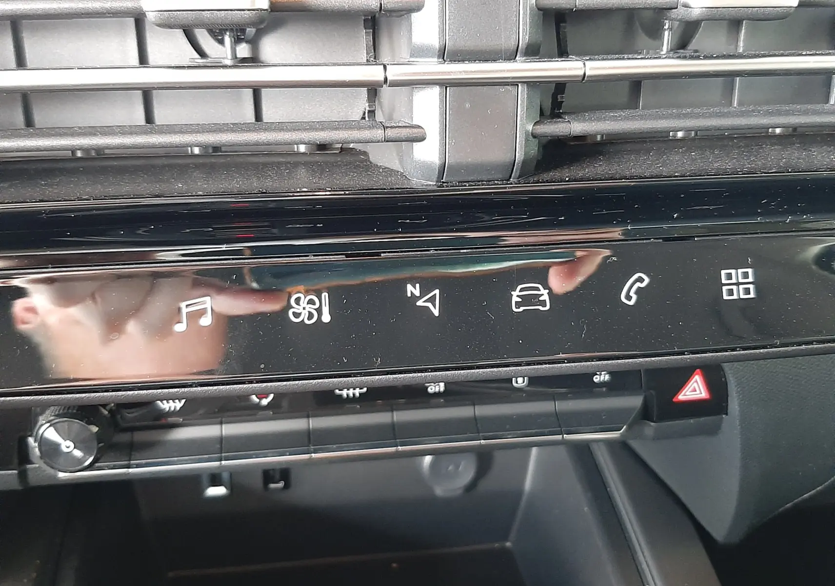 Détail du tableau de bord du Citroën C5 Aircross bleu Eclipse 2025, montrant les commandes tactiles et la ventilation centrale.