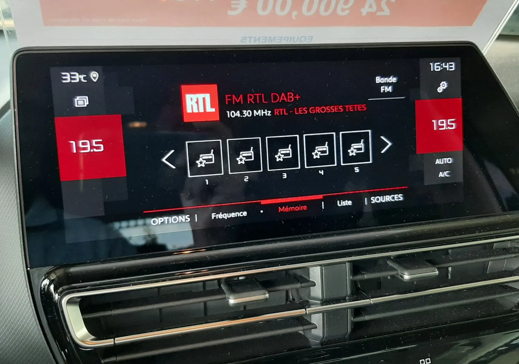 Écran tactile central du tableau de bord du Citroën C5 Aircross bleu Eclipse, affichant la radio FM RTL à 19,5°C.