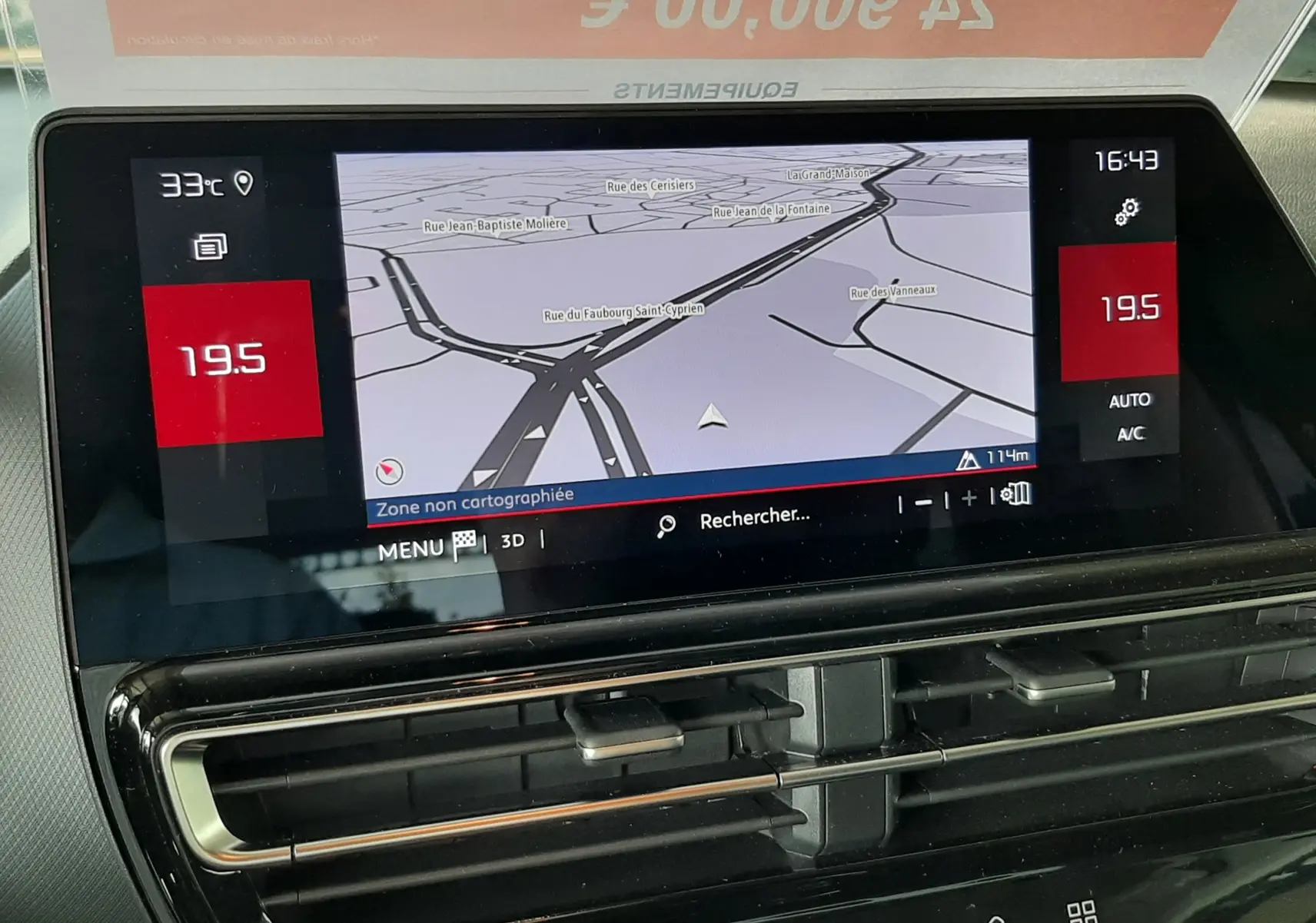 Écran tactile central du tableau de bord du Citroën C5 Aircross bleu Eclipse 2025, affichant la navigation GPS.