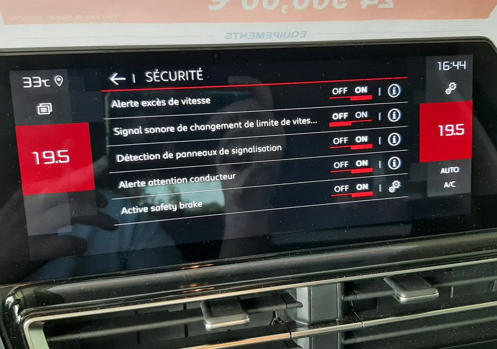 Vue intérieure du tableau de bord du Citroën C5 Aircross bleu Eclipse 2025, écran tactile affichant les options de sécurité.