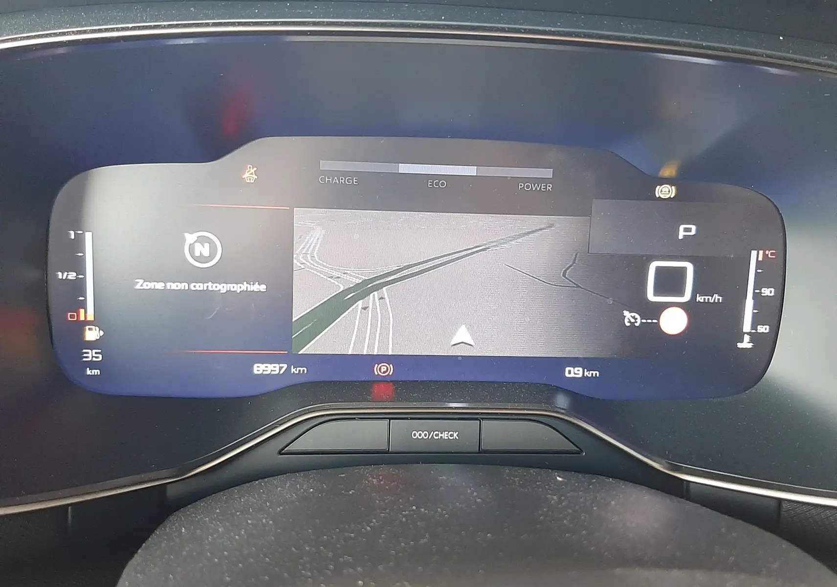 Tableau de bord numérique du Citroën C5 Aircross 1.2 Hybrid 145ch Plus, affichage de navigation et indicateurs en vue frontale.