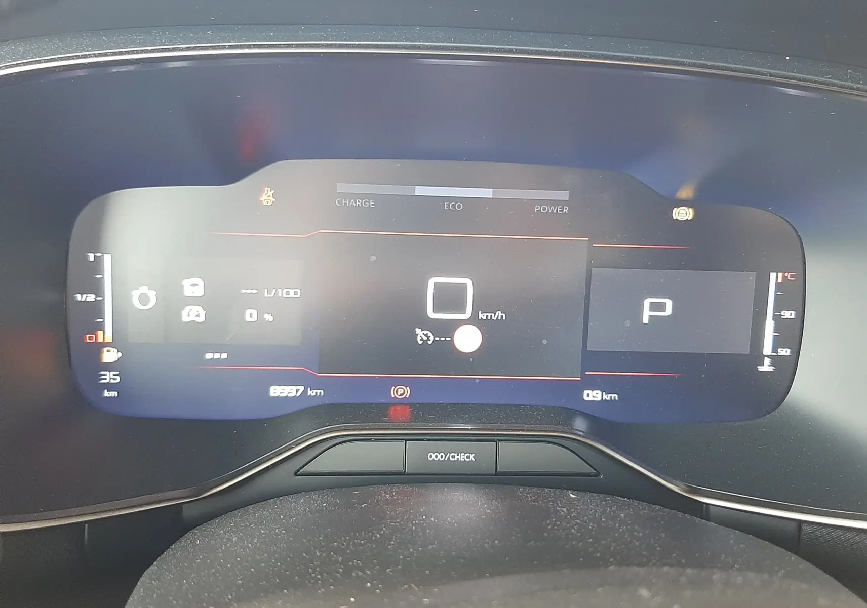 Tableau de bord numérique du Citroën C5 Aircross 1.2 Hybrid 145ch Plus, affichage vitesse et indicateurs, vue frontale intérieure.