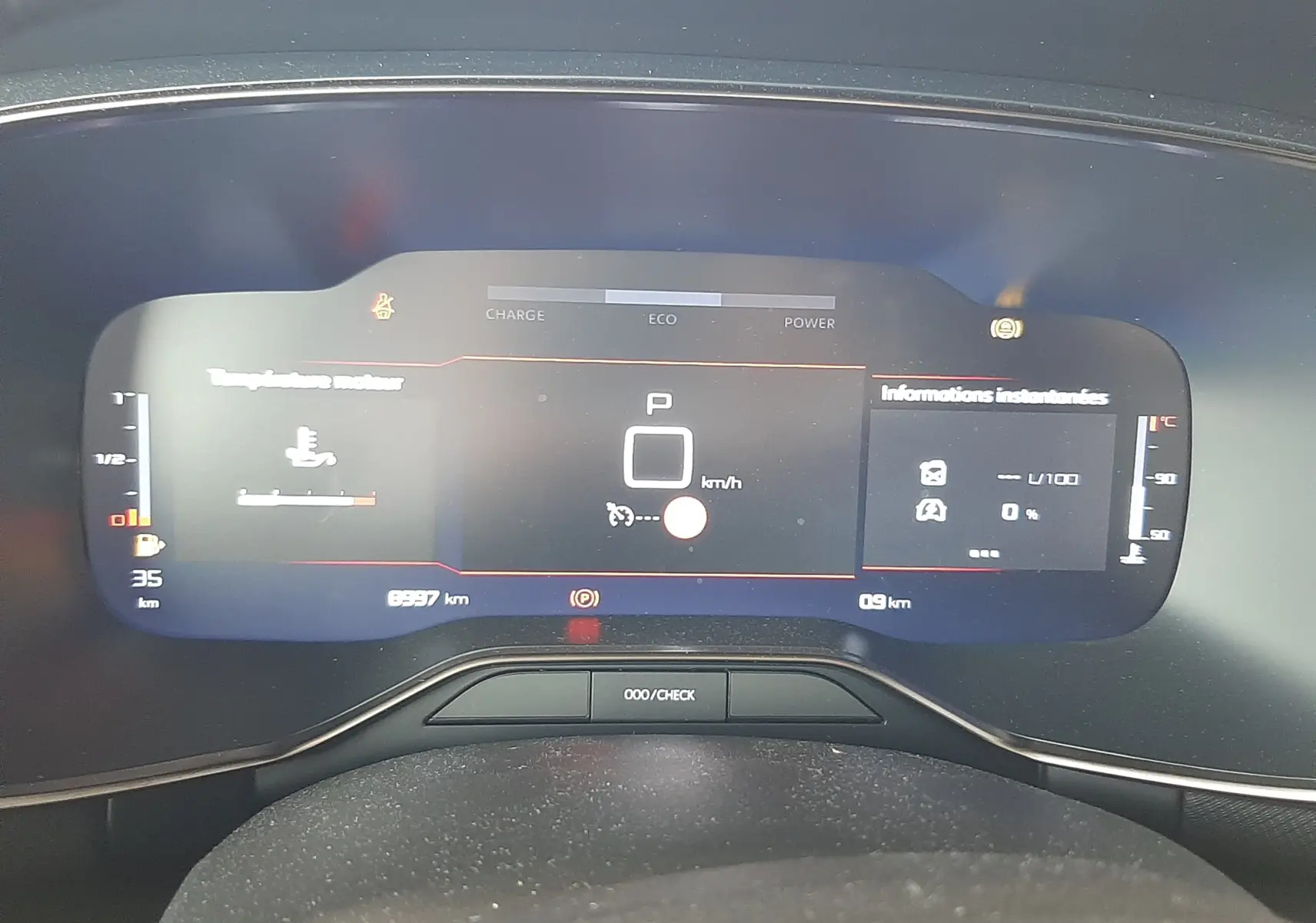 Tableau de bord numérique du Citroën C5 Aircross 1.2 Hybrid 145ch Plus, affichage central avec infos moteur et vitesse.