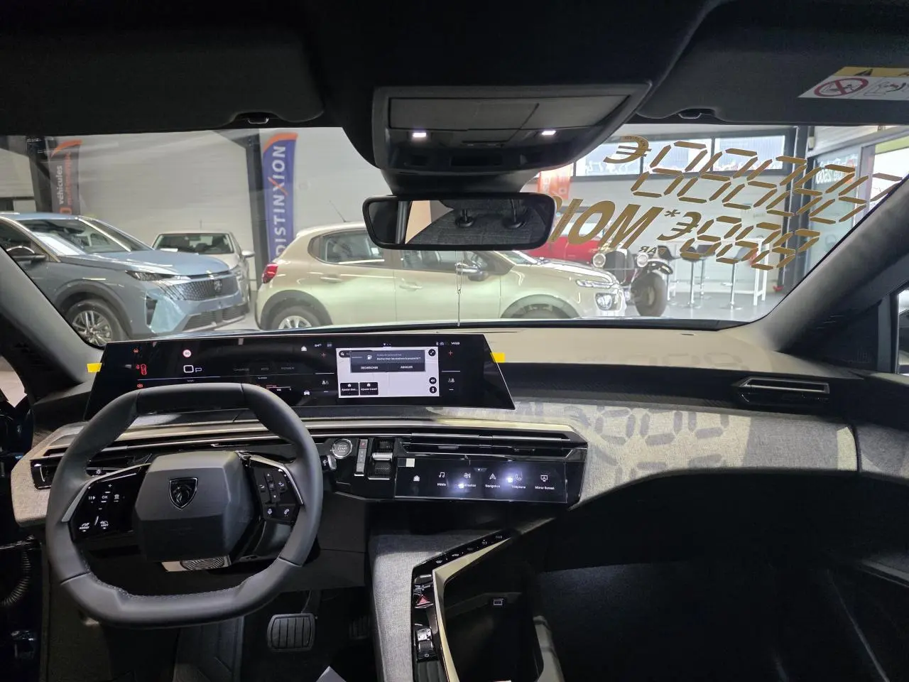 Vue intérieure du tableau de bord du Peugeot 3008 bleu, avec volant compact noir et écran tactile panoramique incurvé.