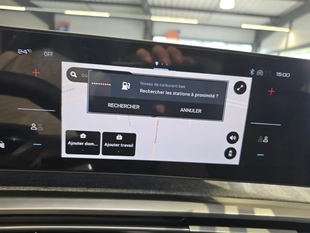 Écran tactile central du Peugeot 3008 2026 affichant une alerte de niveau de carburant bas, intérieur tissu Rimini.
