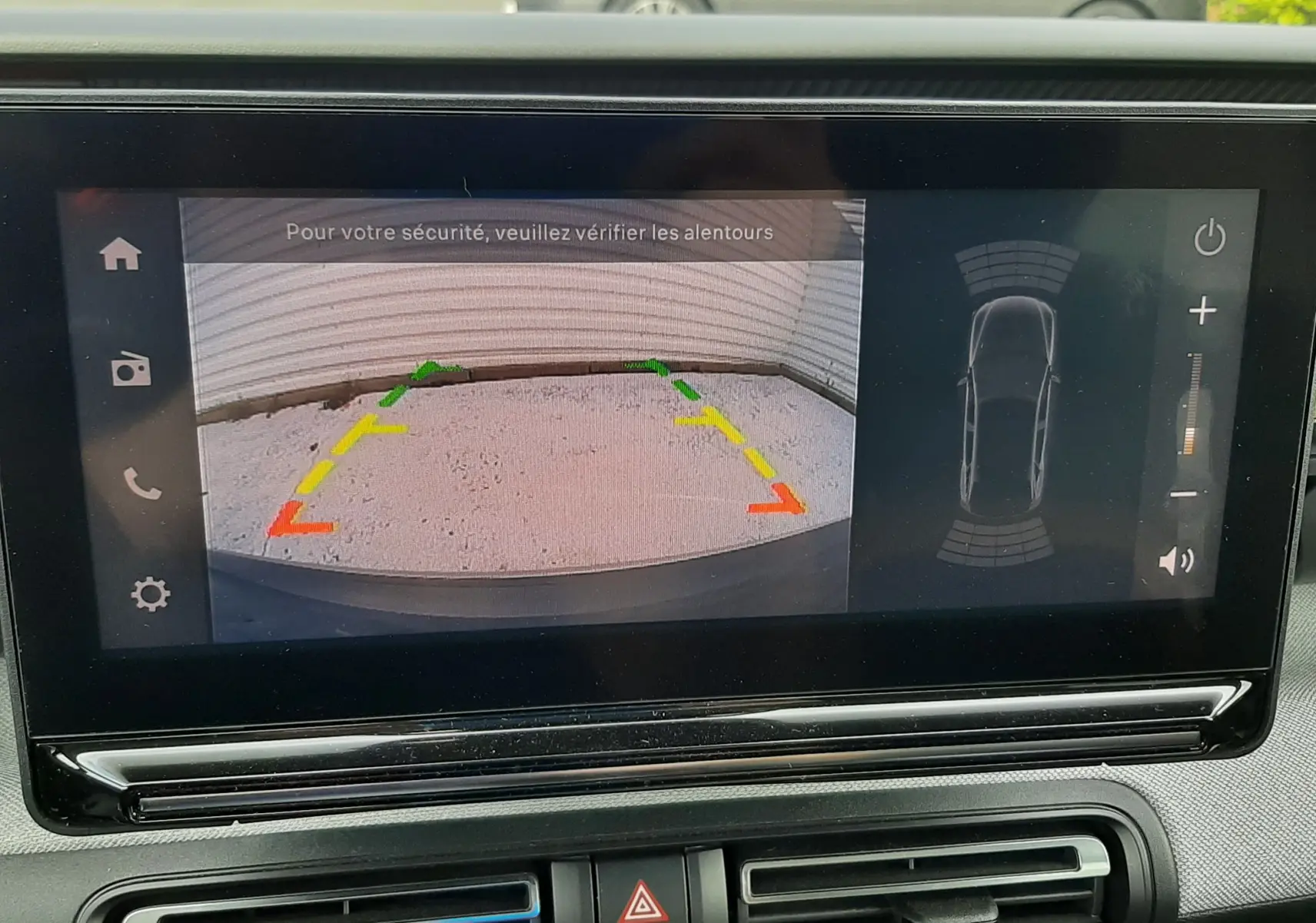 Écran de caméra de recul du Citroën C3 Aircross 2025 avec guidage coloré, tableau de bord noir visible.