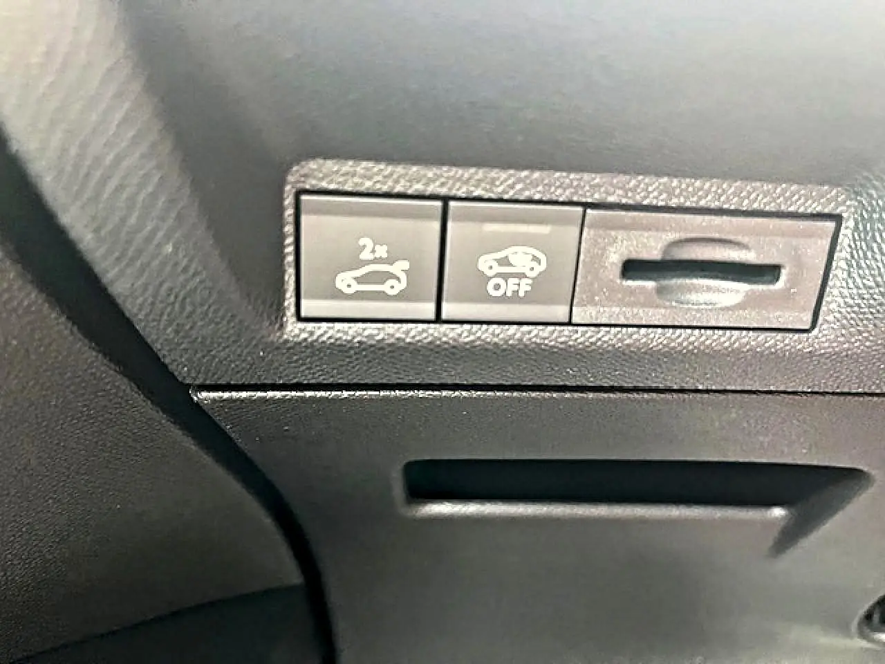 Boutons de commande du coffre électrique et désactivation de l'aide au démarrage, intérieur noir du Peugeot 3008 2025.