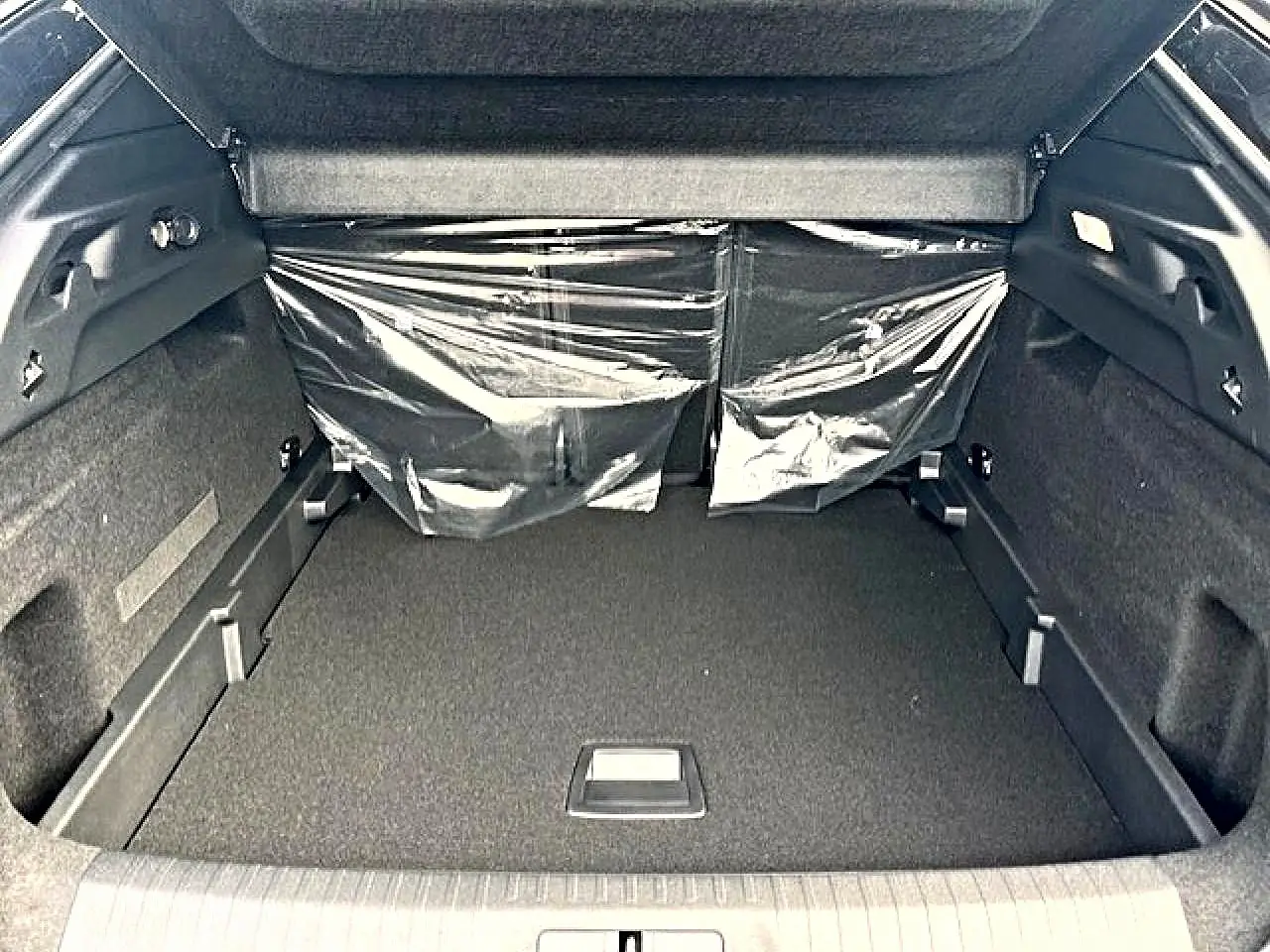 Coffre ouvert du Peugeot 3008 gris titane, vue intérieure montrant un espace de chargement propre et spacieux.