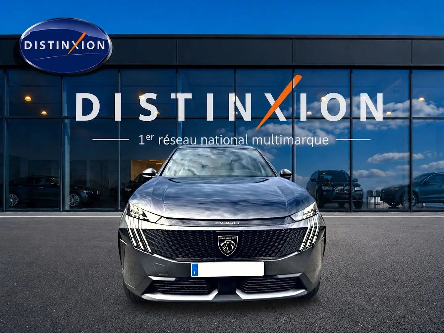 Vue frontale d’un Peugeot 3008 gris titane 2025 avec calandre distinctive et logo lion visible.