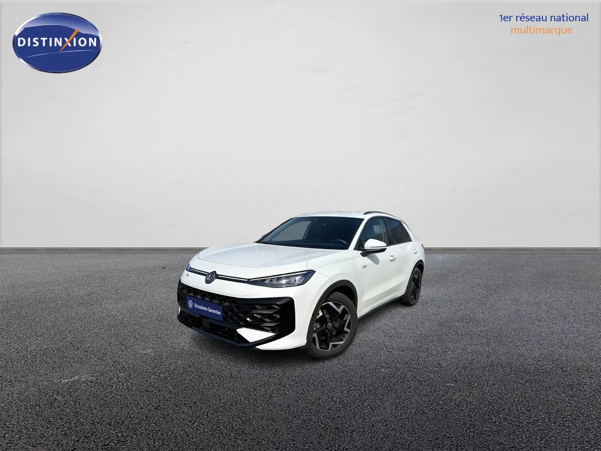 Volkswagen T-Roc blanc en 3/4 avant droit, avec jantes noires brillantes et calandre noire distinctive.
