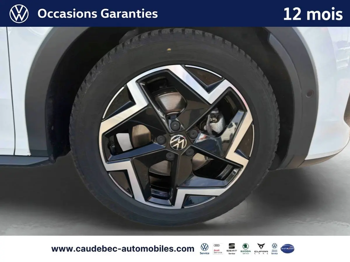 Gros plan sur la jante alliage noir et argent Coventry 18 pouces du Volkswagen T-Roc blanc, côté arrière droit.