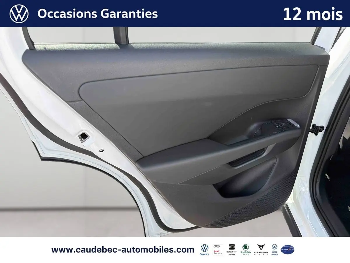 Vue rapprochée de la porte arrière gauche blanche du Volkswagen T-Roc 2025, montrant la garniture intérieure noire.
