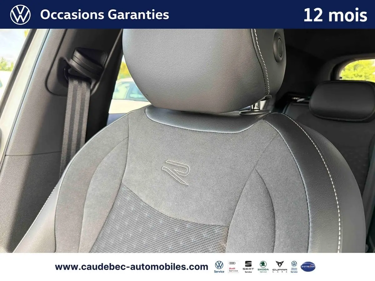 Gros plan sur le siège avant conducteur gris avec logo R embossé, intérieur du Volkswagen T-Roc 2025.