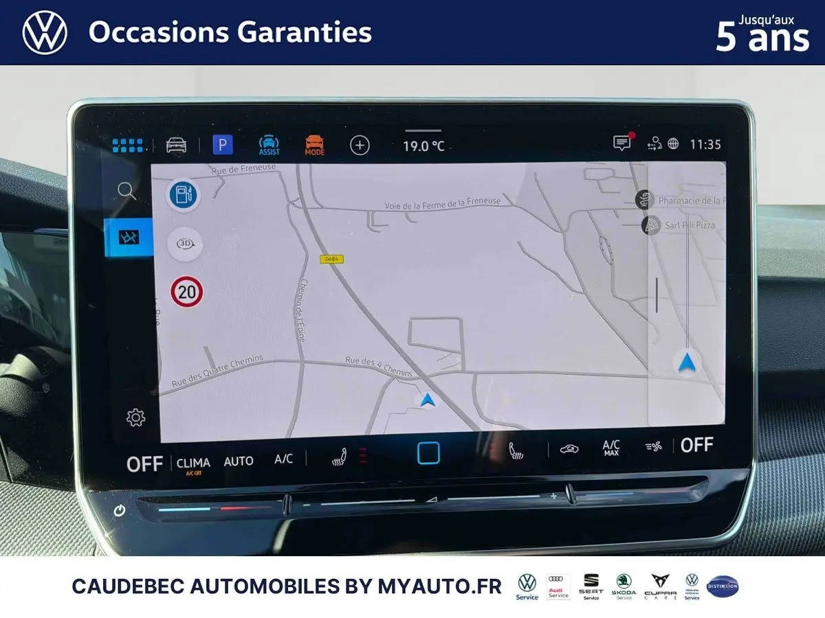 Écran tactile de navigation du Volkswagen Golf 1.5 eHybrid 272 DSG6 blanc, affichage carte en intérieur véhicule.