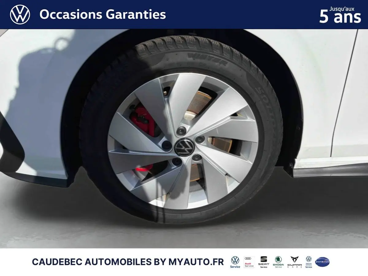 Gros plan sur la roue avant gauche de la Volkswagen Golf 1.5 eHybrid blanche avec jante alliage 17'' Richmond et étrier de frein rouge.
