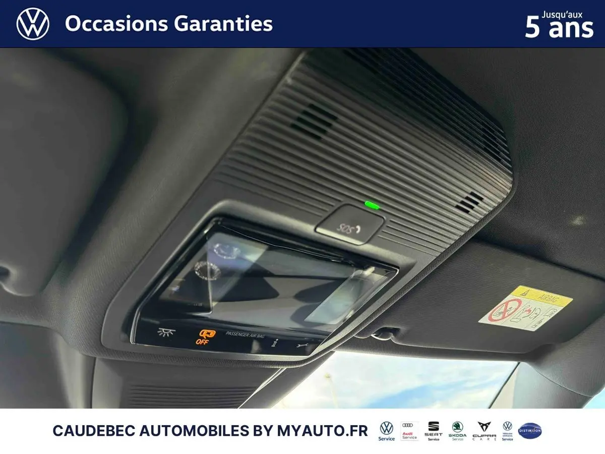 Vue intérieure en gros plan du plafonnier avec commandes et témoin SOS allumé sur Volkswagen Golf blanche 2026.
