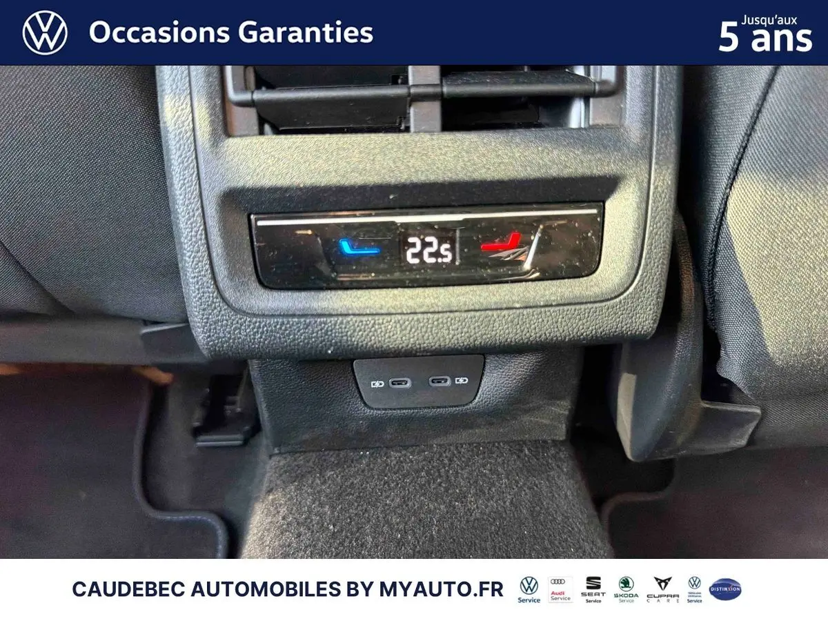 Détail de la console arrière de la Volkswagen Golf 1.5 eHybrid blanche, affichant la climatisation 3 zones à 22,5°C.