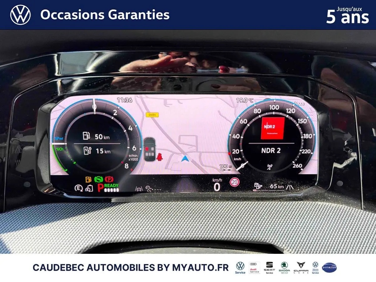Affichage numérique du tableau de bord de la Volkswagen Golf 1.5 eHybrid blanc, avec navigation et compteurs digitaux.