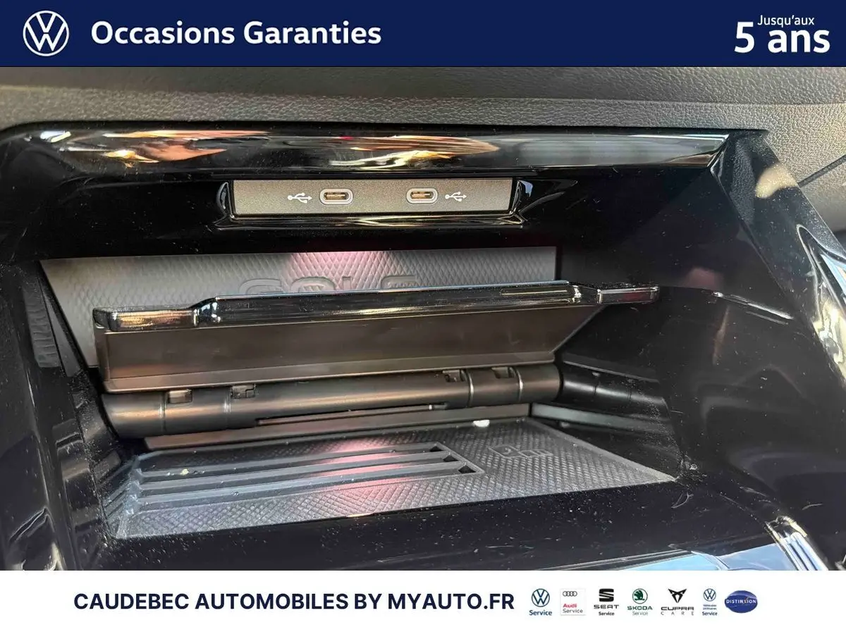 Gros plan sur la console centrale noire de la Volkswagen Golf 1.5 eHybrid 272 DSG6 avec ports USB-C doubles visibles.