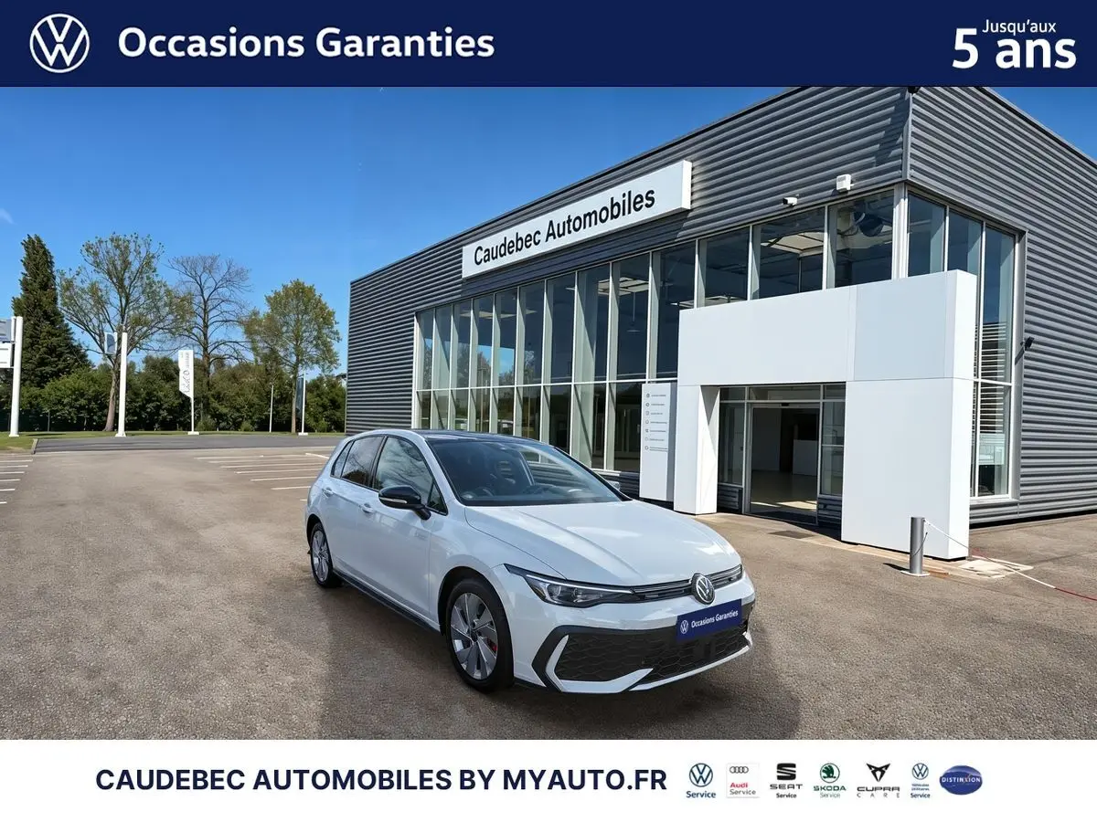 Volkswagen Golf 1.5 eHybrid blanche vue 3/4 avant, avec jantes alliage et calandre noire devant concession.